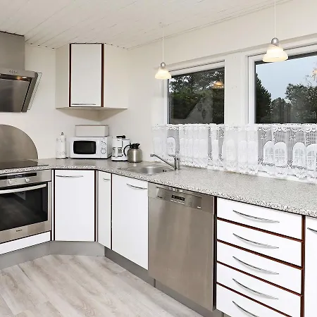 Three-bedroom Holiday In 40 *